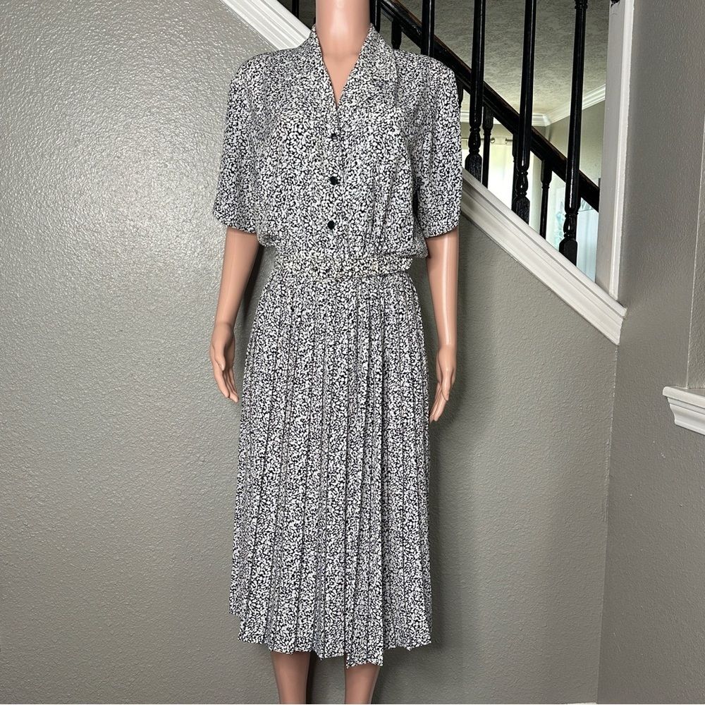 Vintage VTG LIZ ROBERTS DRESS BLACK WHITE BELTED PLEATED